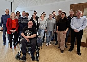 Gruppenfoto mit 16 Menschen