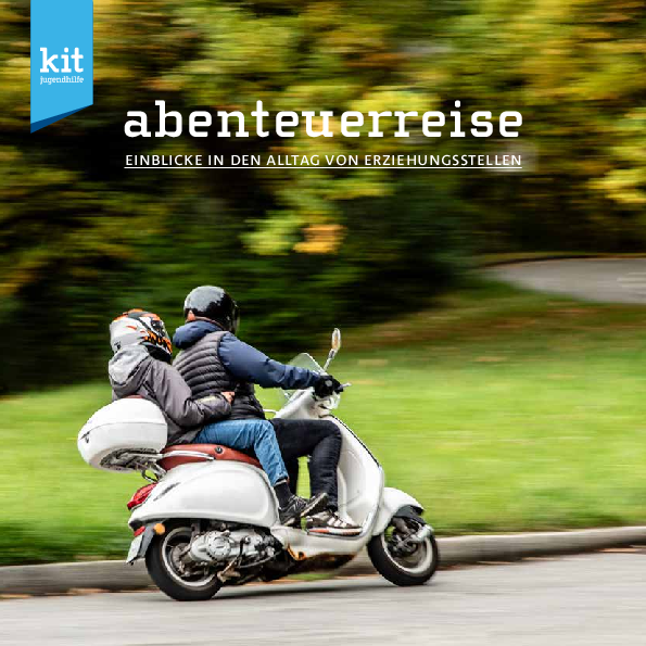 Titelbild der Broschüre, Erwachsener und Kind auf einem Motorroller fahrend, seitlich fotografiert