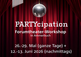 Discokugel vor rotem Theatervorhang mit Titel der Veranstaltung