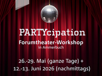 Discokugel vor rotem Theatervorhang mit Titel der Veranstaltung