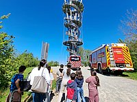 Kinder stehen vor dem Schönbuchturm