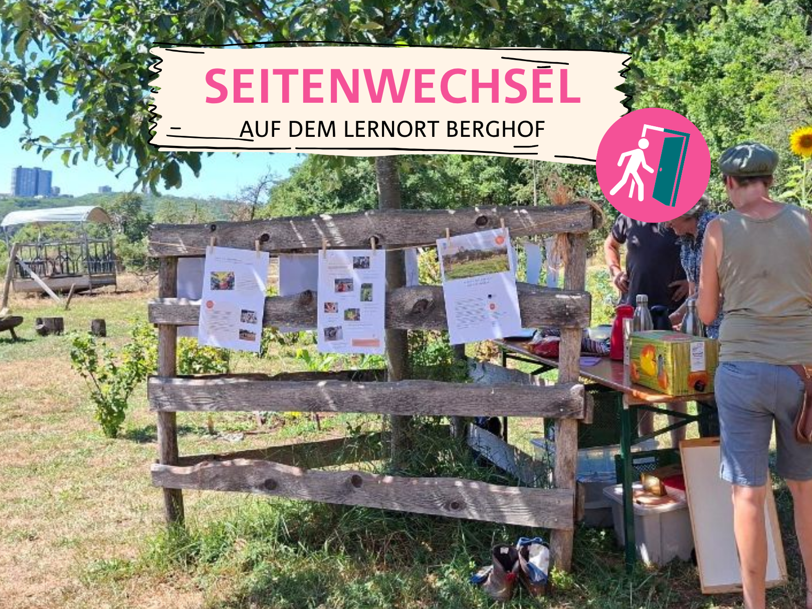 drei Menschen an einem Infostand unter einem Obstbaum