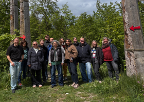 Gruppenbild im Grünen von Mitarbeitenden des Mobilen Dienstes