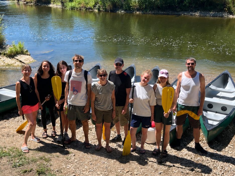 Gruppenfoto vor Neckar und am Strand liegenden Kanus