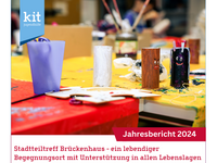Cover - Jahresbericht - Titelfoto: Tisch mit Bastelarbeiten und -material