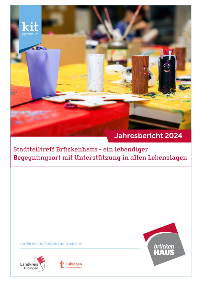 Titelbild_Jahresbericht_2024_Brückenhaus Cover - Jahresbericht - Titelfoto: Tisch mit Bastelarbeiten und -material