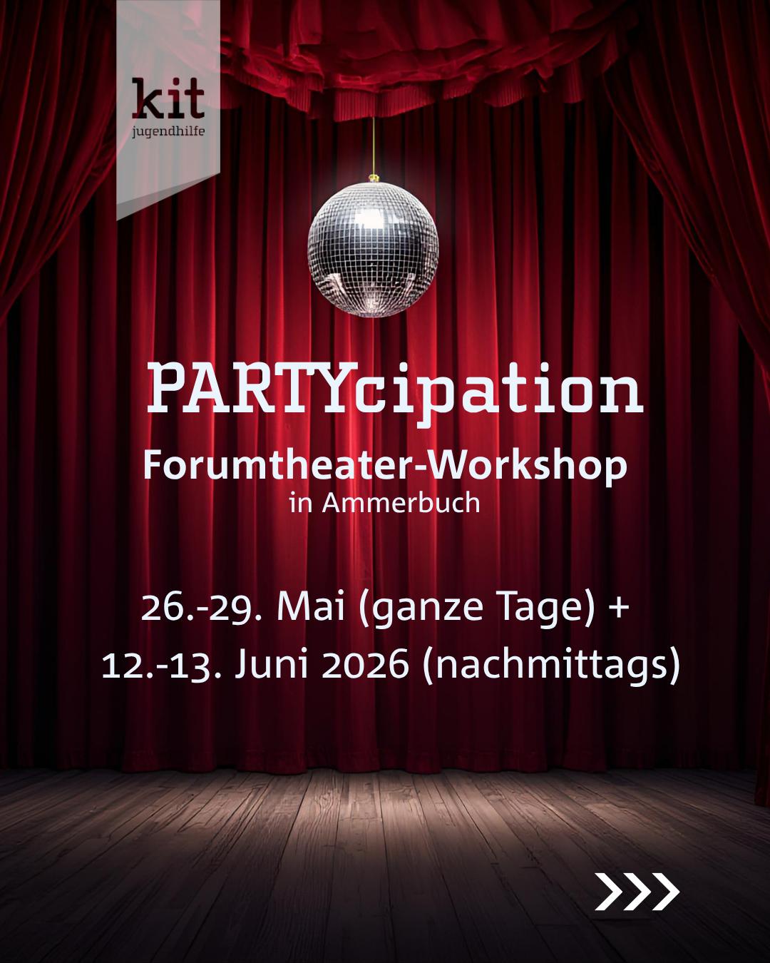 Discokugel vor rotem Theatervorhang mit Titel der Veranstaltung