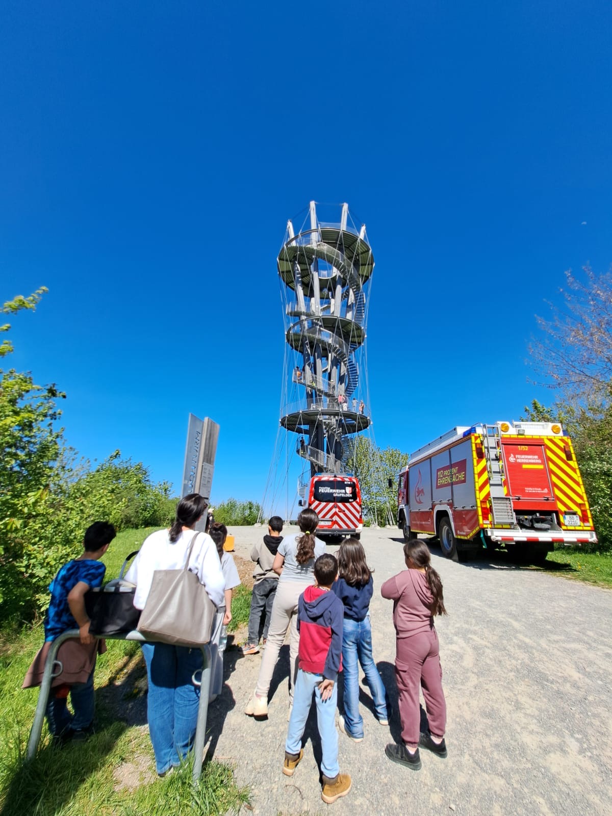 Kinder stehen vor dem Schönbuchturm
