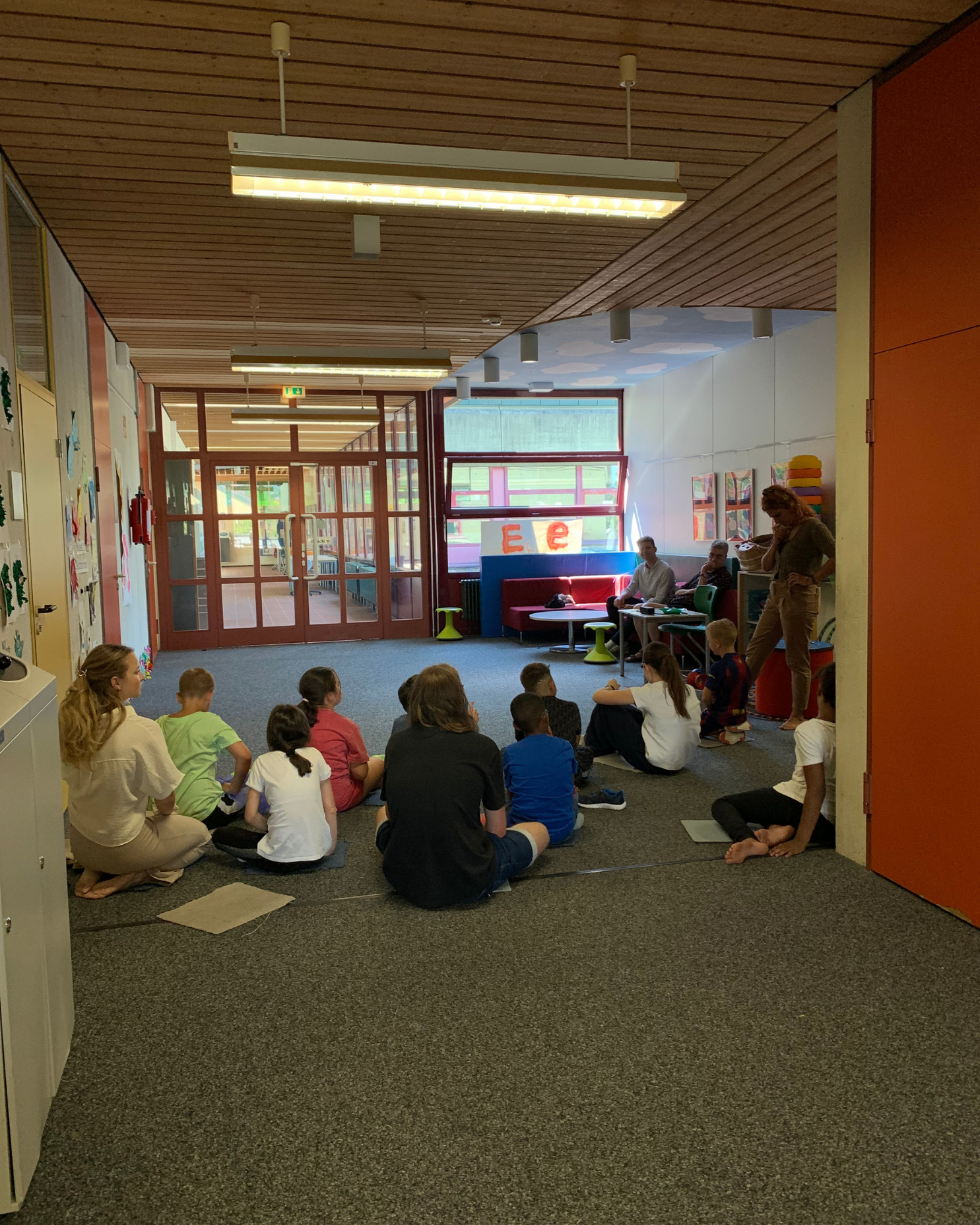 Gruppe von Kindern in einem Schulflur