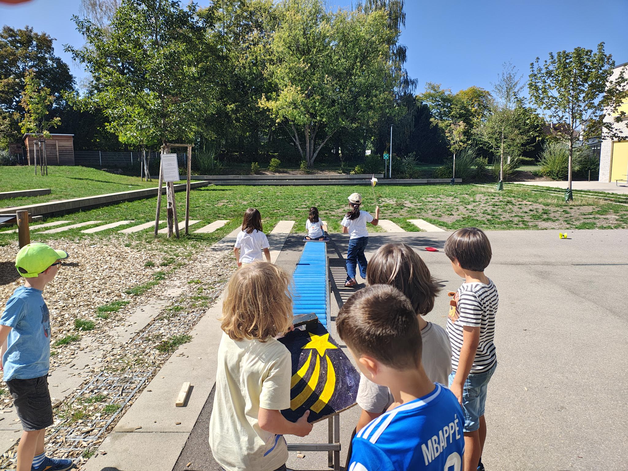Gruppe von Kindern an einer Rollenrutsche